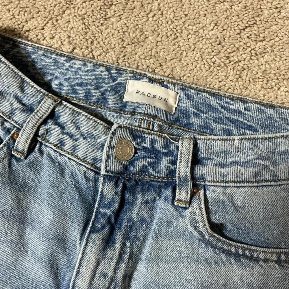 PacSun Mom Jeans Light Wash Distressed High Waisted Denim‎ Blue Size 26